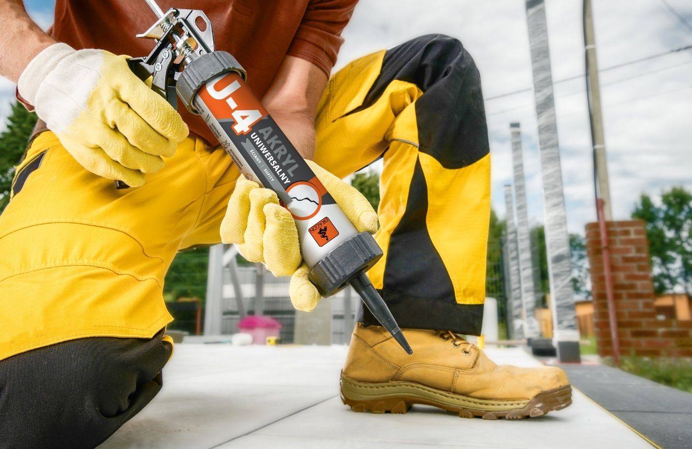 Nakładanie akrylu uniwersalnego do uszczelniania – praca na zewnątrz