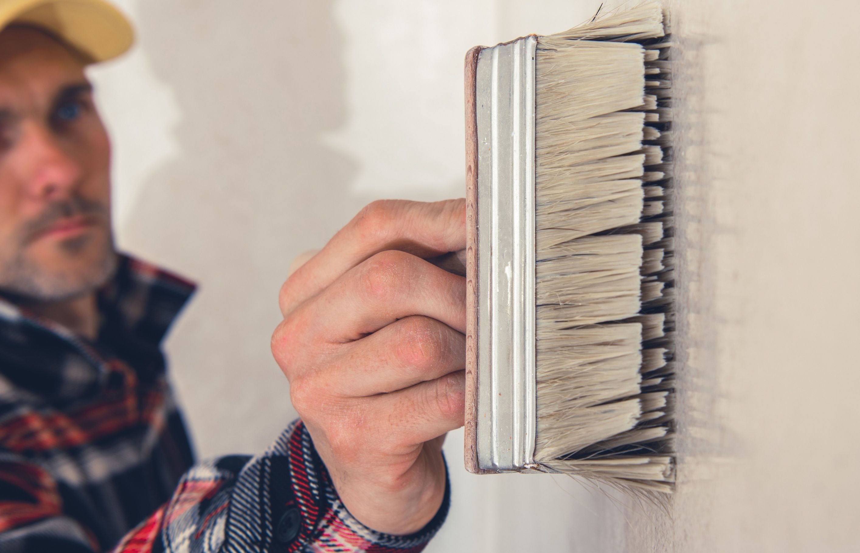 Nakładanie gruntu pędzlem na powierzchnię – przygotowanie podłoża przed szpachlowaniem