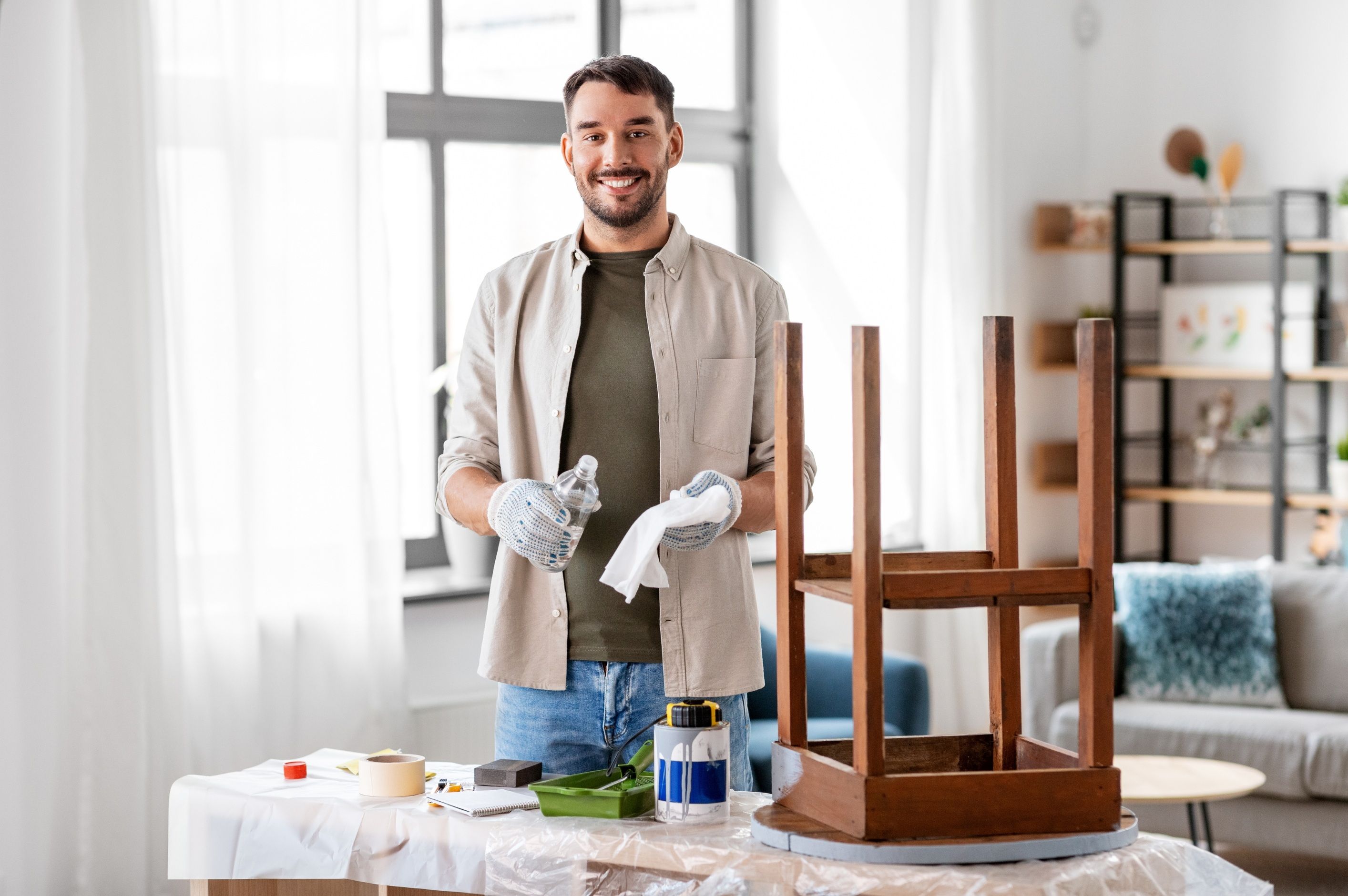 Przygotowanie do odtłuszczania powierzchni przed malowaniem – osoba w rękawiczkach ochronnych