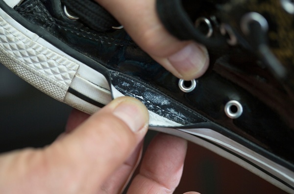 Odklejona podeszwa buta sportowego – przygotowanie do naprawy klejem kontaktowym